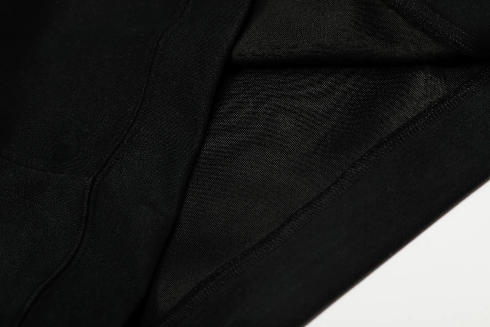 P220 Top quality" Style number: T5100# [Ralph Lauren classic pony embroidered half-zip lapel POLO sweatshirt] ✅Ralph Lauren Ralph Lauren autumn and winter basic versatile polo lapel sweatshirt for men and women couples ✅Moderate thickness, comfortable and soft fabric, strong breathability, can be worn alone or under, ✅Old money style, lazy style, popular retro style simple style, ✅Classic basic version Can be worn between 90kg and 160kg. ✅Wear alone in autumn and winter. Simple and easy to wear under the hood. Recommended for couples. Size: S-L. Color: Black Gray Khaki